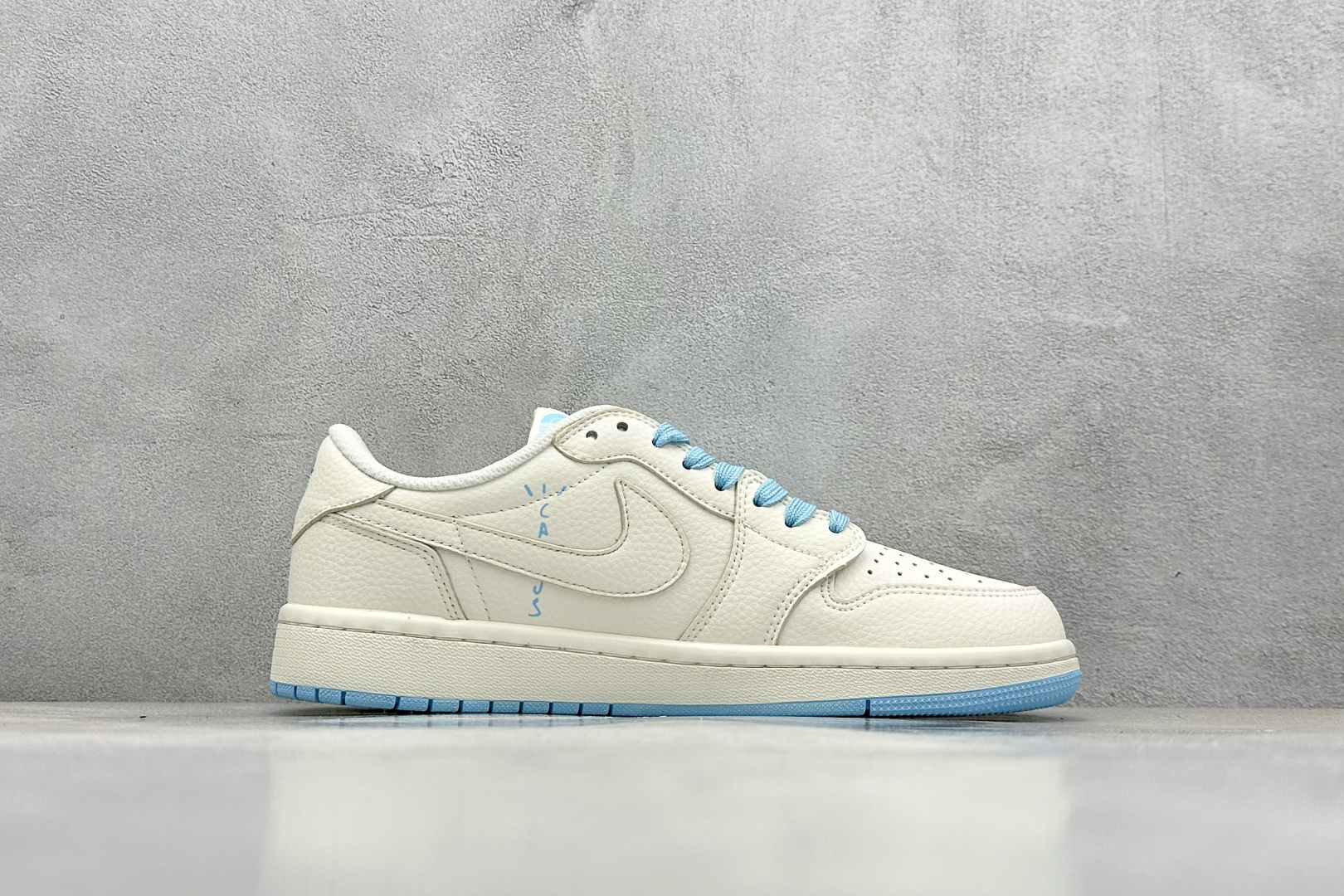 福利特价 终端放店
XC版 Air Jordan 1 倒钩北面联名
性价比天花板 尝鲜先行版 
定制鞋盒
