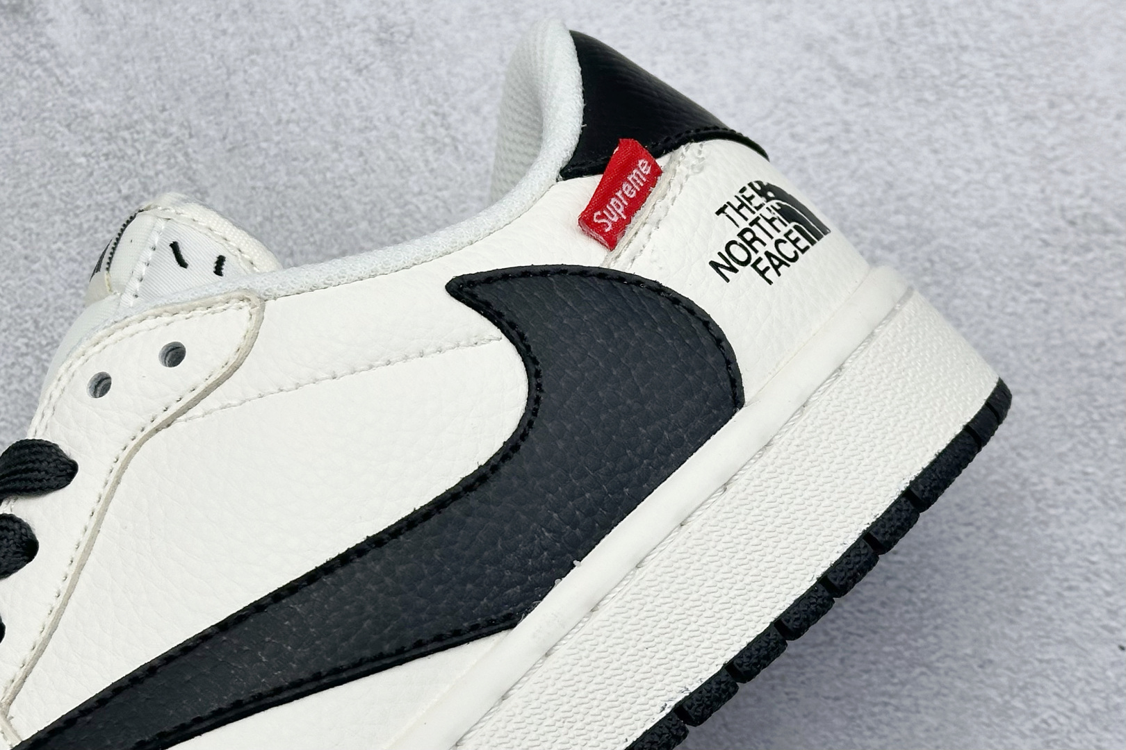 福利特价 终端放店
XC版 Air Jordan 1 倒钩北面联名
性价比天花板 尝鲜先行版 
定制鞋盒