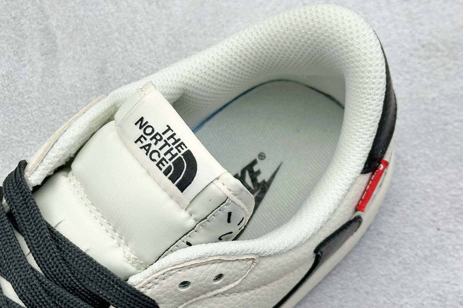 福利特价 终端放店
XC版 Air Jordan 1 倒钩北面联名
性价比天花板 尝鲜先行版 
定制鞋盒