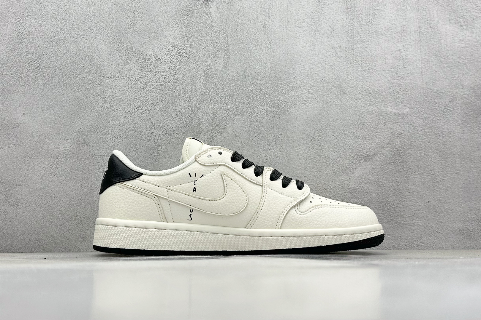 福利特价 终端放店
XC版 Air Jordan 1 倒钩北面联名
性价比天花板 尝鲜先行版 
定制鞋盒