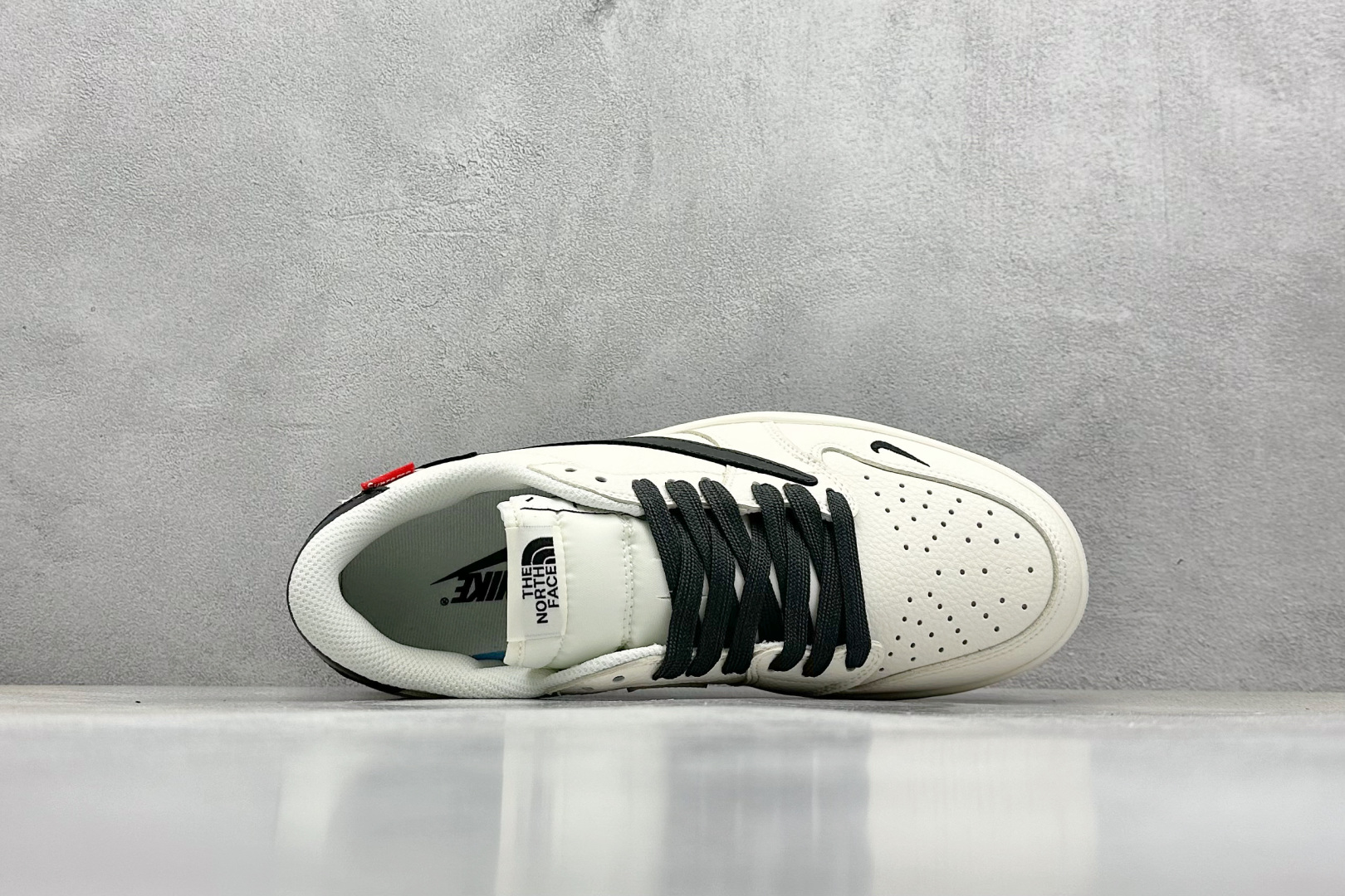 福利特价 终端放店
XC版 Air Jordan 1 倒钩北面联名
性价比天花板 尝鲜先行版 
定制鞋盒