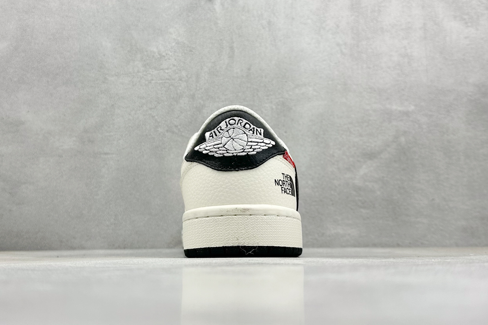 福利特价 终端放店
XC版 Air Jordan 1 倒钩北面联名
性价比天花板 尝鲜先行版 
定制鞋盒