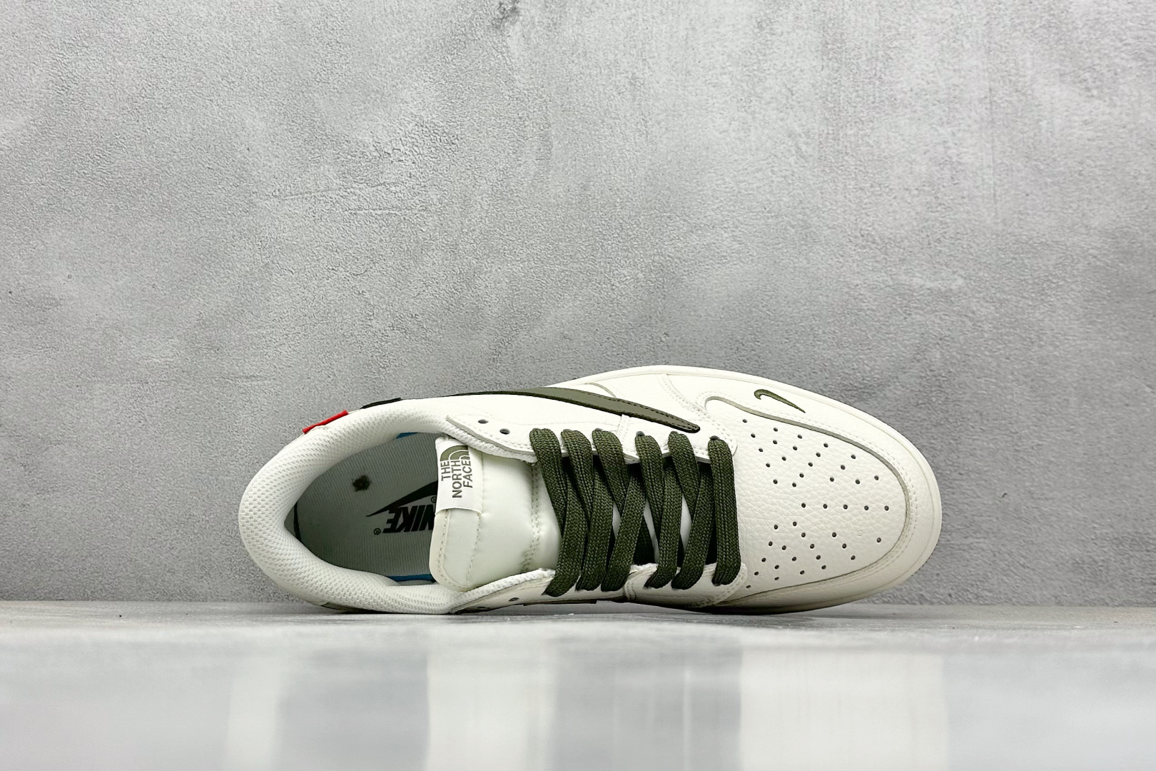 福利特价 终端放店
XC版 Air Jordan 1 倒钩北面联名
性价比天花板 尝鲜先行版 
定制鞋盒