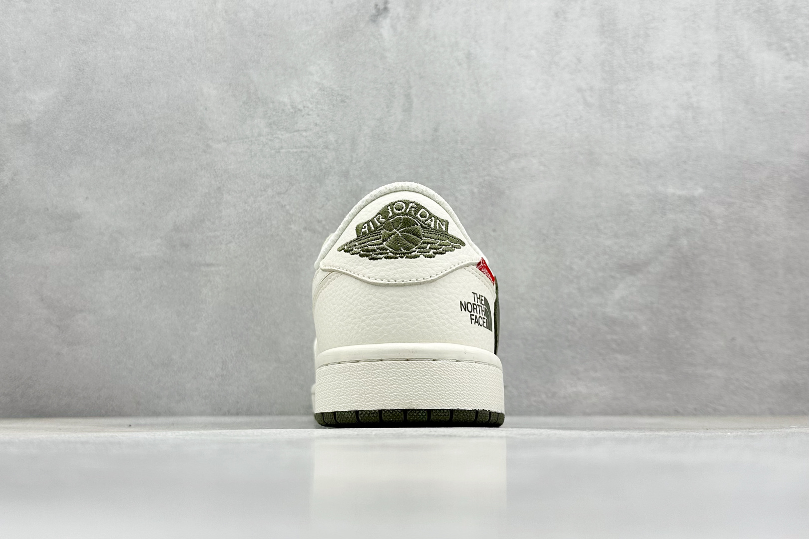 福利特价 终端放店
XC版 Air Jordan 1 倒钩北面联名
性价比天花板 尝鲜先行版 
定制鞋盒