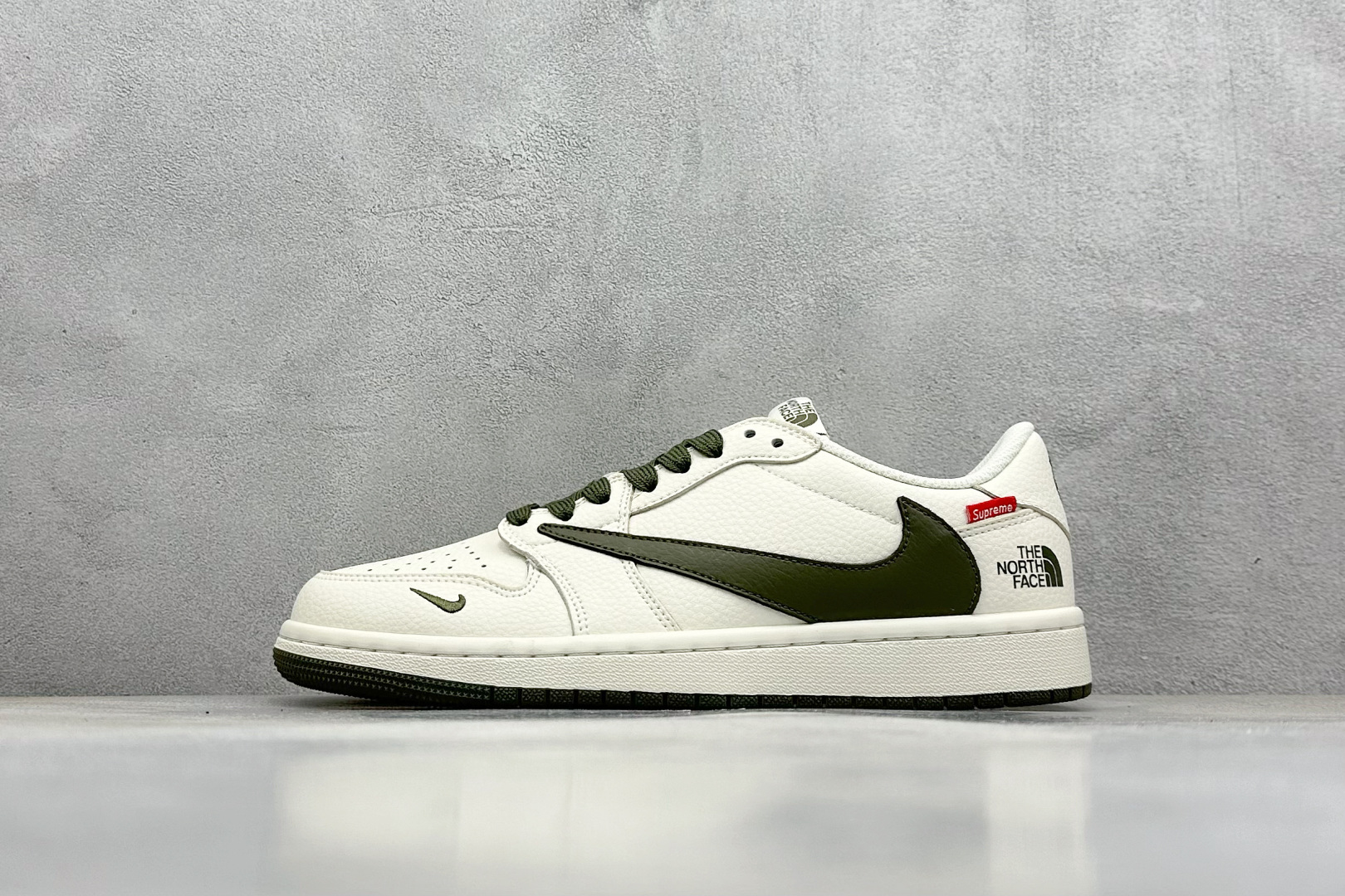 福利特价 终端放店
XC版 Air Jordan 1 倒钩北面联名
性价比天花板 尝鲜先行版 
定制鞋盒