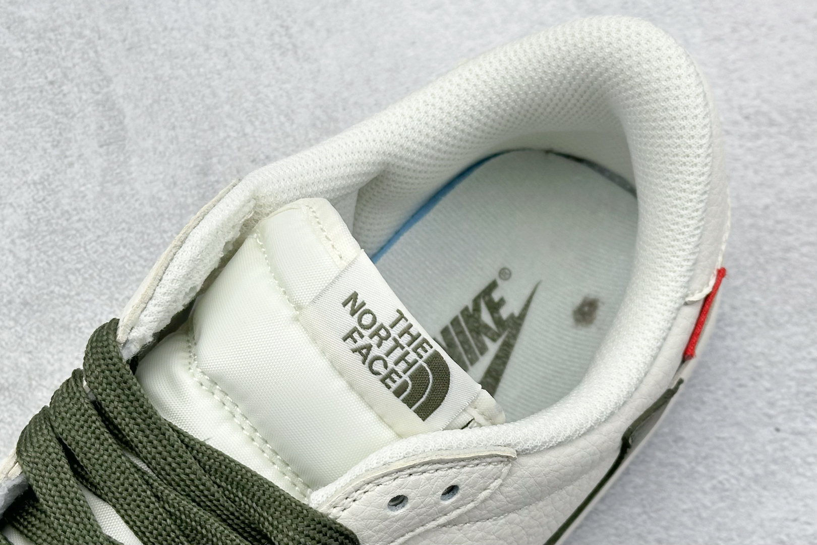 福利特价 终端放店
XC版 Air Jordan 1 倒钩北面联名
性价比天花板 尝鲜先行版 
定制鞋盒