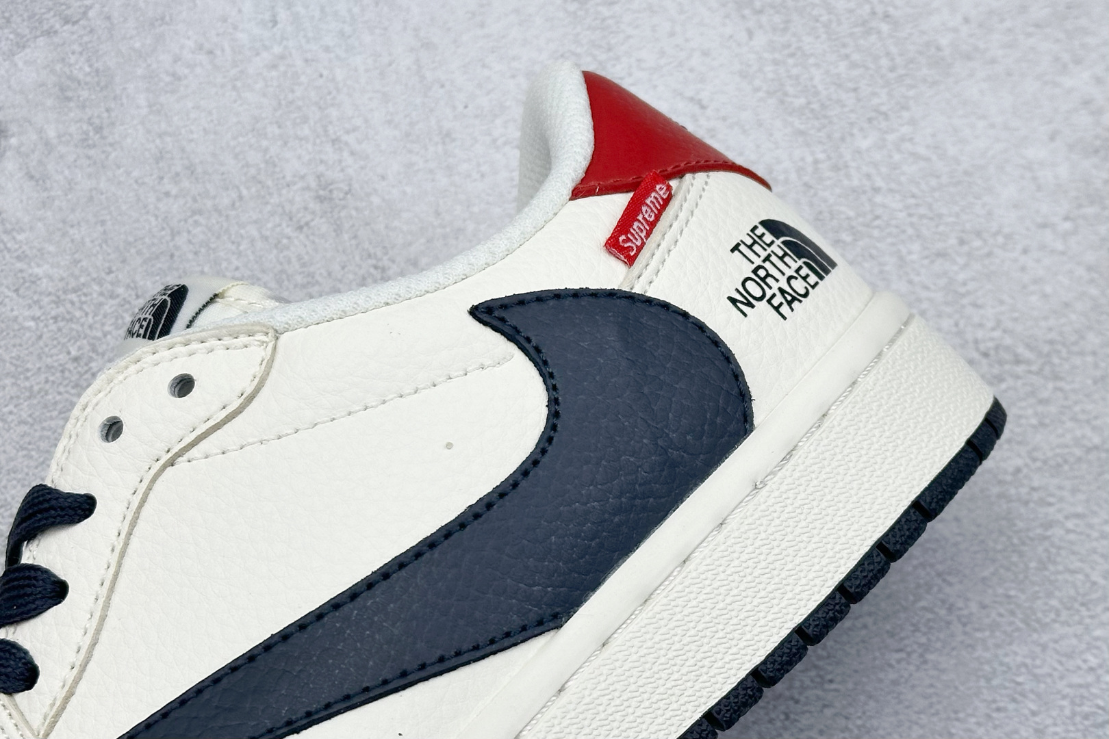 福利特价 终端放店
XC版 Air Jordan 1 倒钩北面联名
性价比天花板 尝鲜先行版 
定制鞋盒