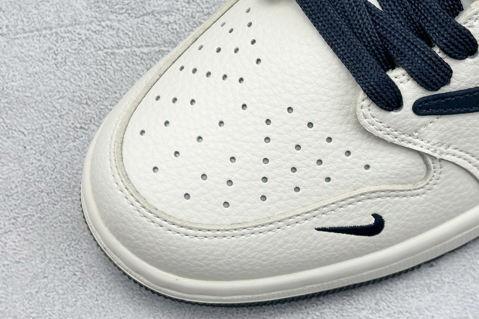 福利特价 终端放店
XC版 Air Jordan 1 倒钩北面联名
性价比天花板 尝鲜先行版 
定制鞋盒