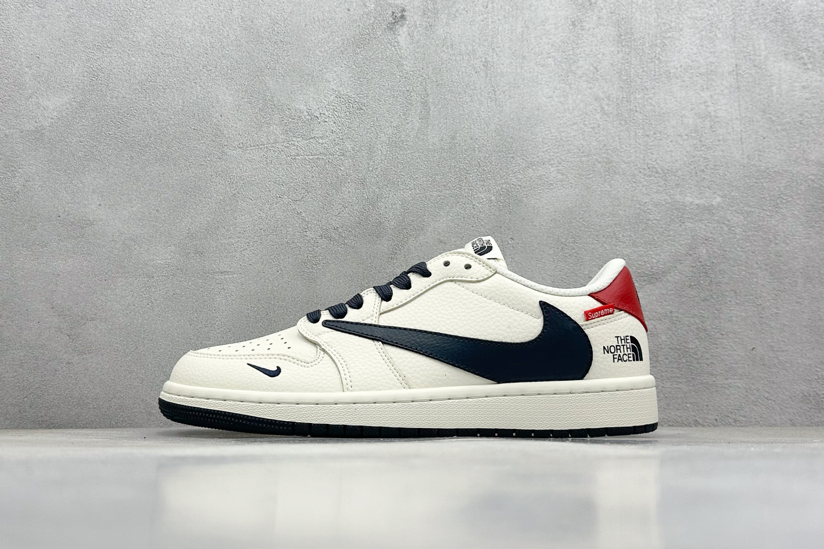 福利特价 终端放店
XC版 Air Jordan 1 倒钩北面联名
性价比天花板 尝鲜先行版 
定制鞋盒