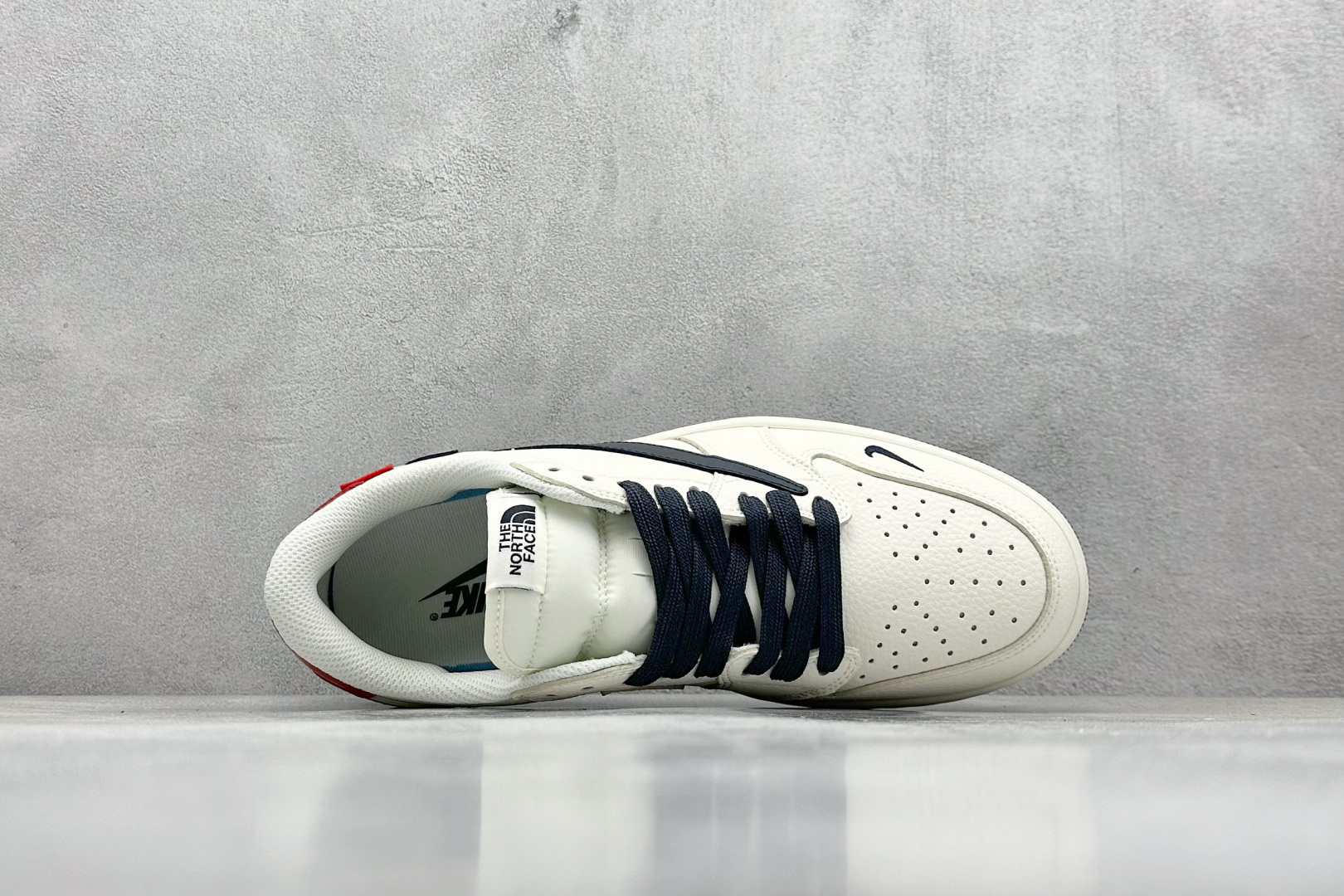 福利特价 终端放店
XC版 Air Jordan 1 倒钩北面联名
性价比天花板 尝鲜先行版 
定制鞋盒