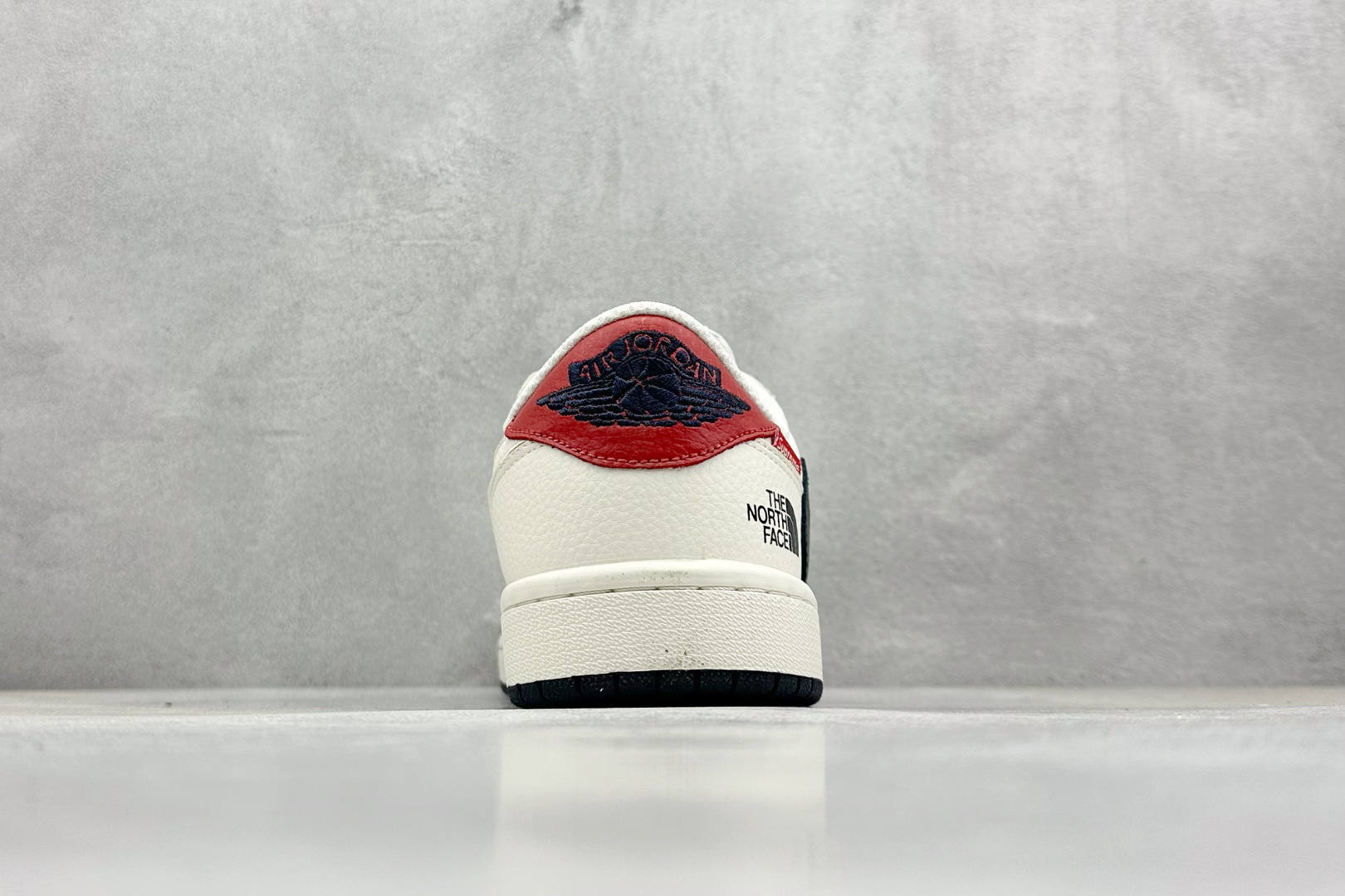 福利特价 终端放店
XC版 Air Jordan 1 倒钩北面联名
性价比天花板 尝鲜先行版 
定制鞋盒