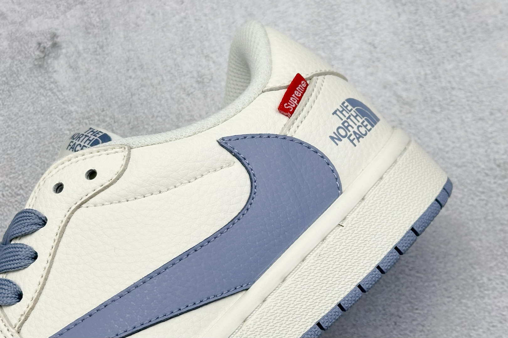 福利特价 终端放店
XC版 Air Jordan 1 倒钩北面联名
性价比天花板 尝鲜先行版 
定制鞋盒