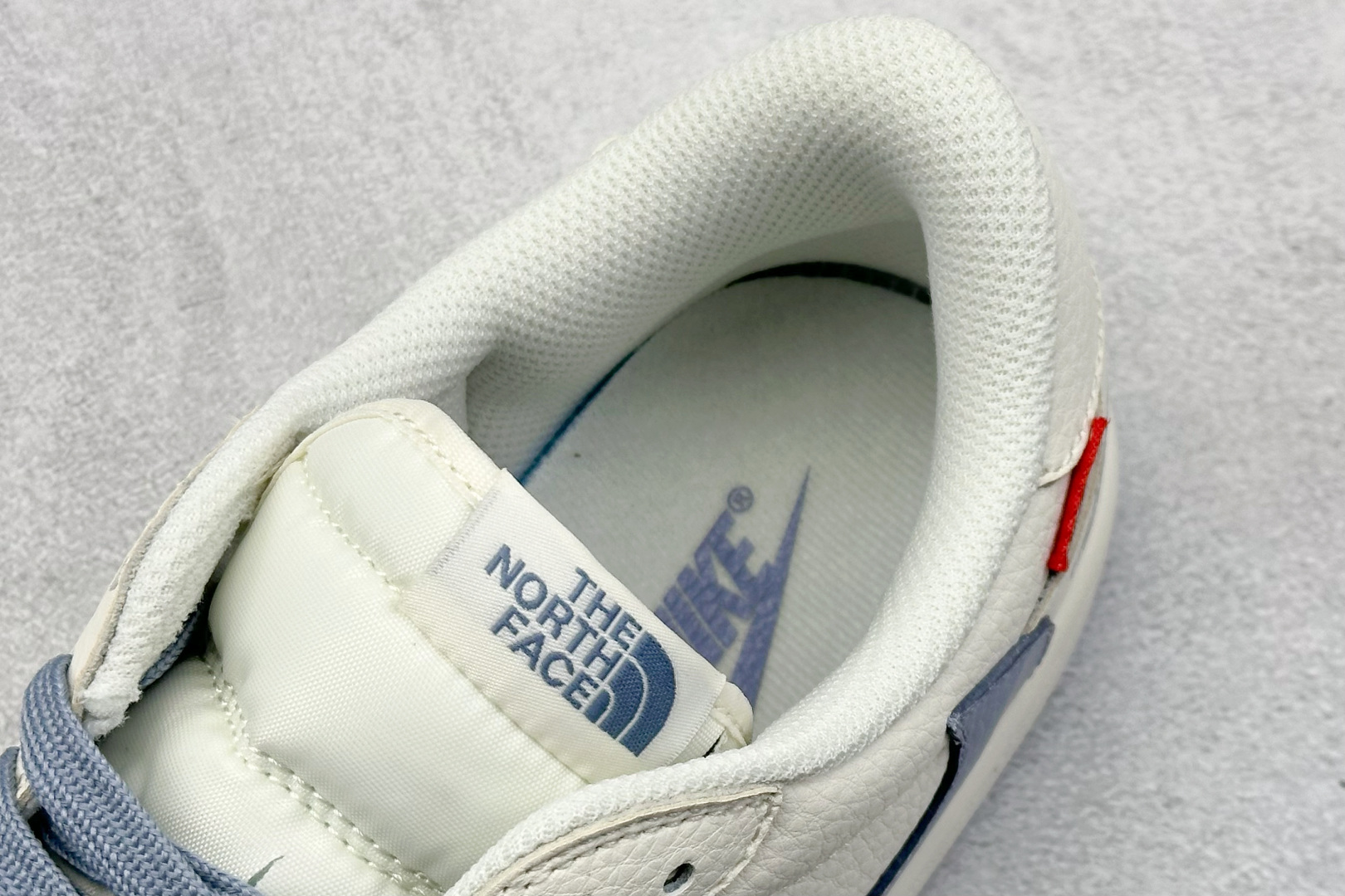 福利特价 终端放店
XC版 Air Jordan 1 倒钩北面联名
性价比天花板 尝鲜先行版 
定制鞋盒