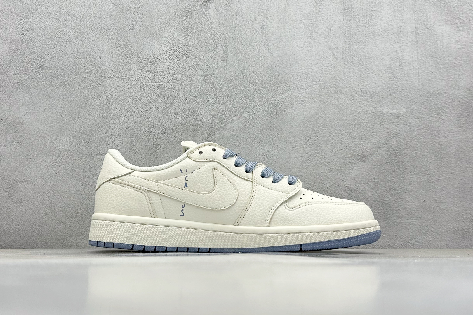 福利特价 终端放店
XC版 Air Jordan 1 倒钩北面联名
性价比天花板 尝鲜先行版 
定制鞋盒