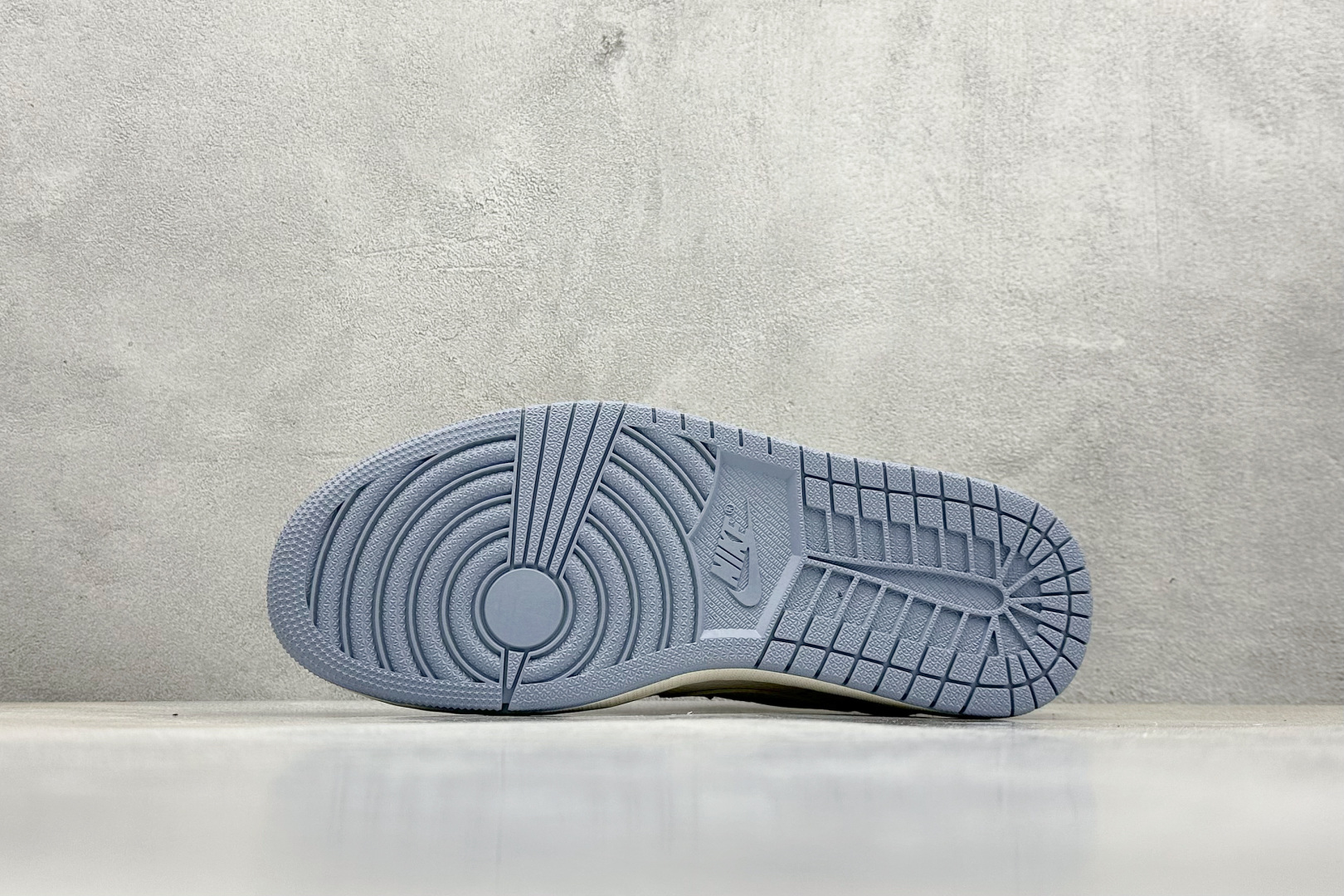 福利特价 终端放店
XC版 Air Jordan 1 倒钩北面联名
性价比天花板 尝鲜先行版 
定制鞋盒