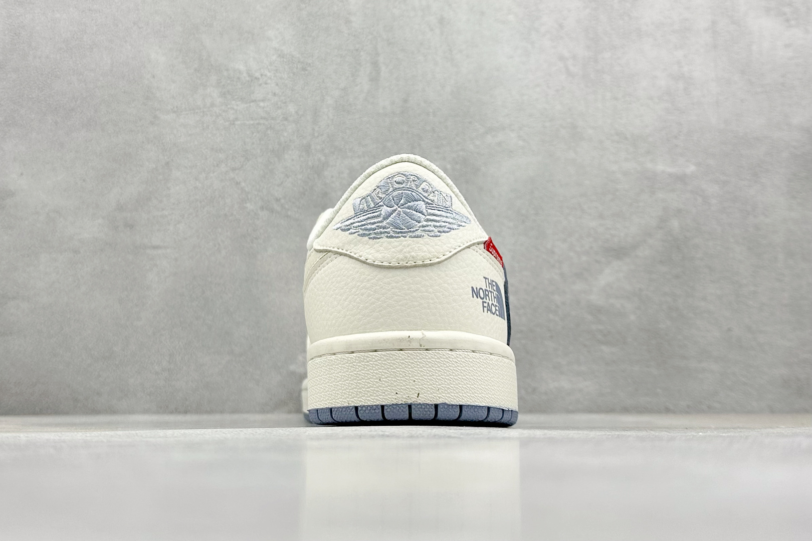 福利特价 终端放店
XC版 Air Jordan 1 倒钩北面联名
性价比天花板 尝鲜先行版 
定制鞋盒