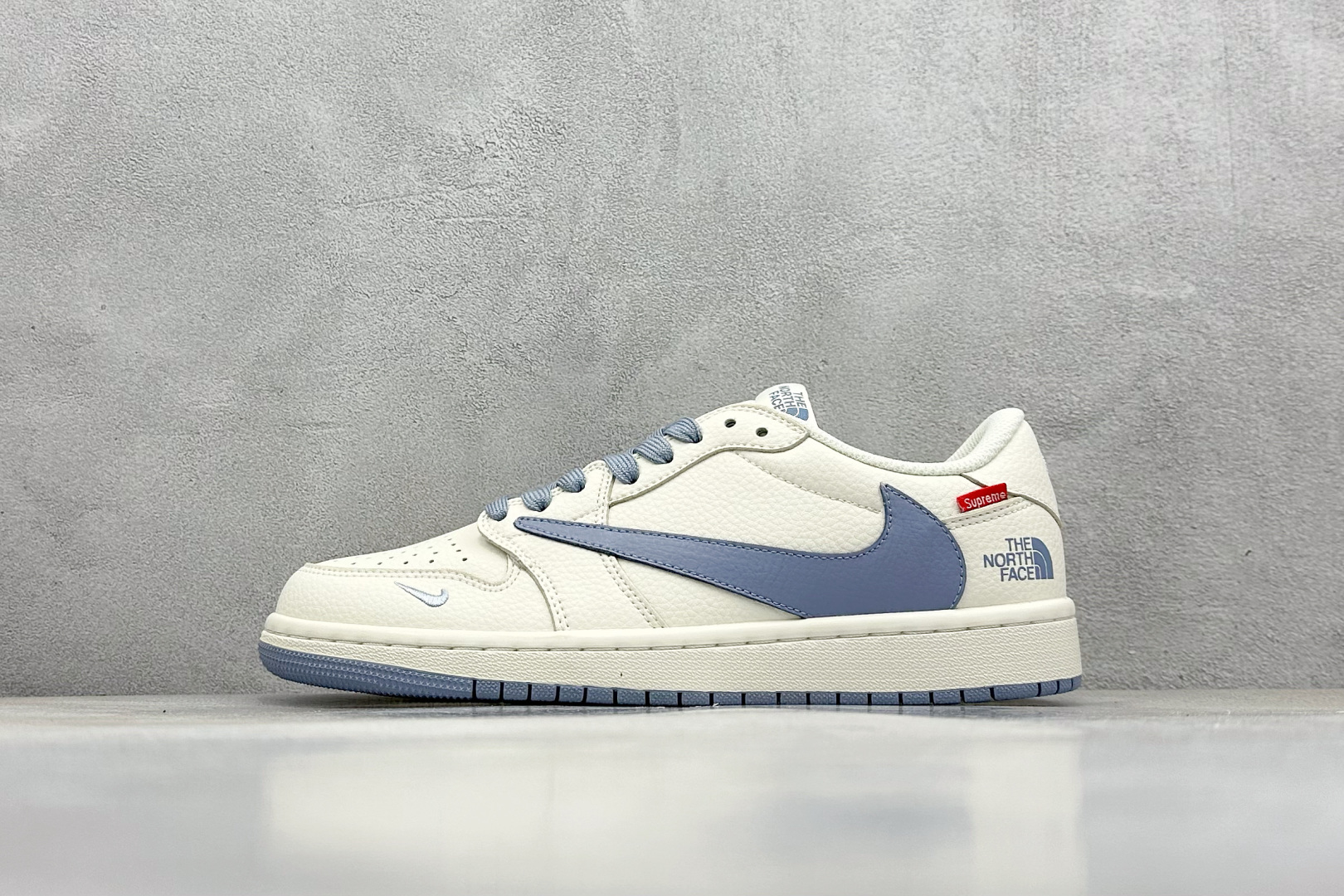 福利特价 终端放店
XC版 Air Jordan 1 倒钩北面联名
性价比天花板 尝鲜先行版 
定制鞋盒