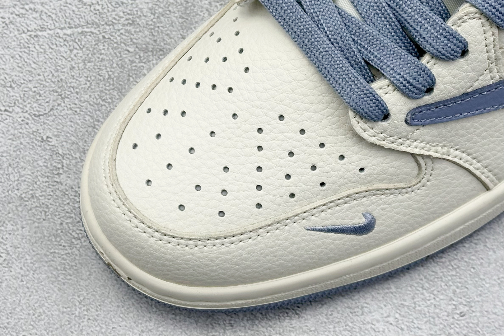 福利特价 终端放店
XC版 Air Jordan 1 倒钩北面联名
性价比天花板 尝鲜先行版 
定制鞋盒