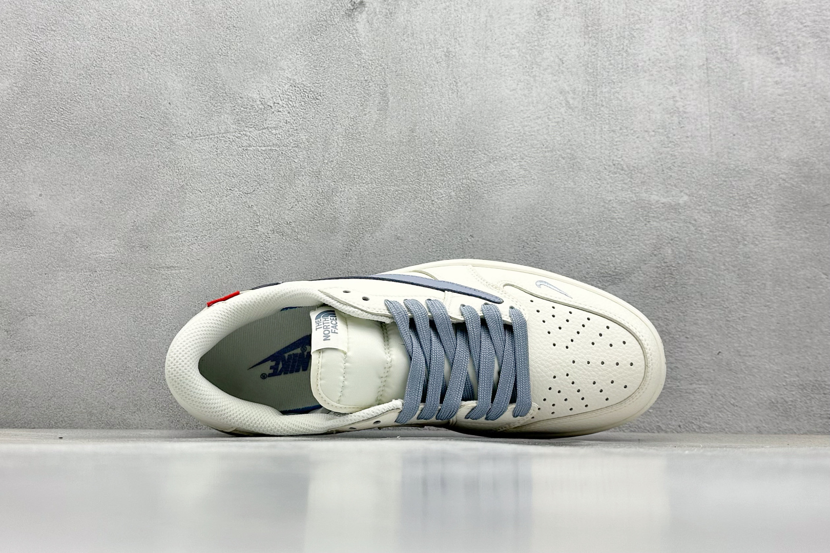 福利特价 终端放店
XC版 Air Jordan 1 倒钩北面联名
性价比天花板 尝鲜先行版 
定制鞋盒