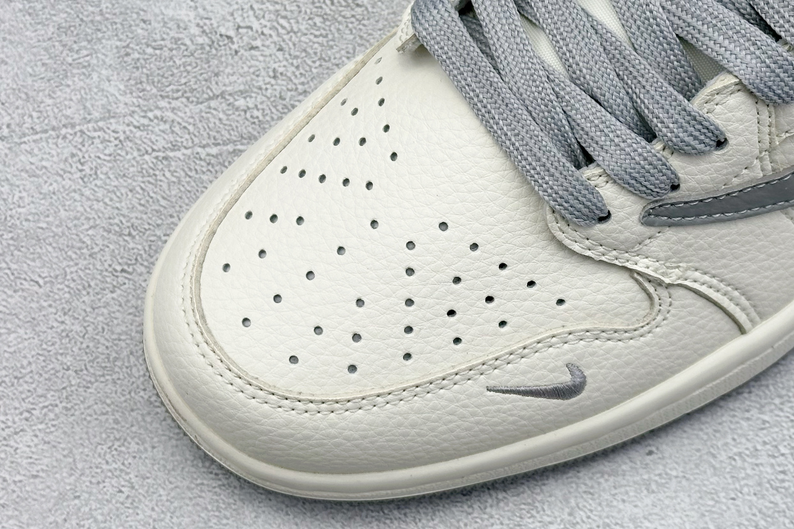 福利特价 终端放店
XC版 Air Jordan 1 倒钩北面联名
性价比天花板 尝鲜先行版 
定制鞋盒