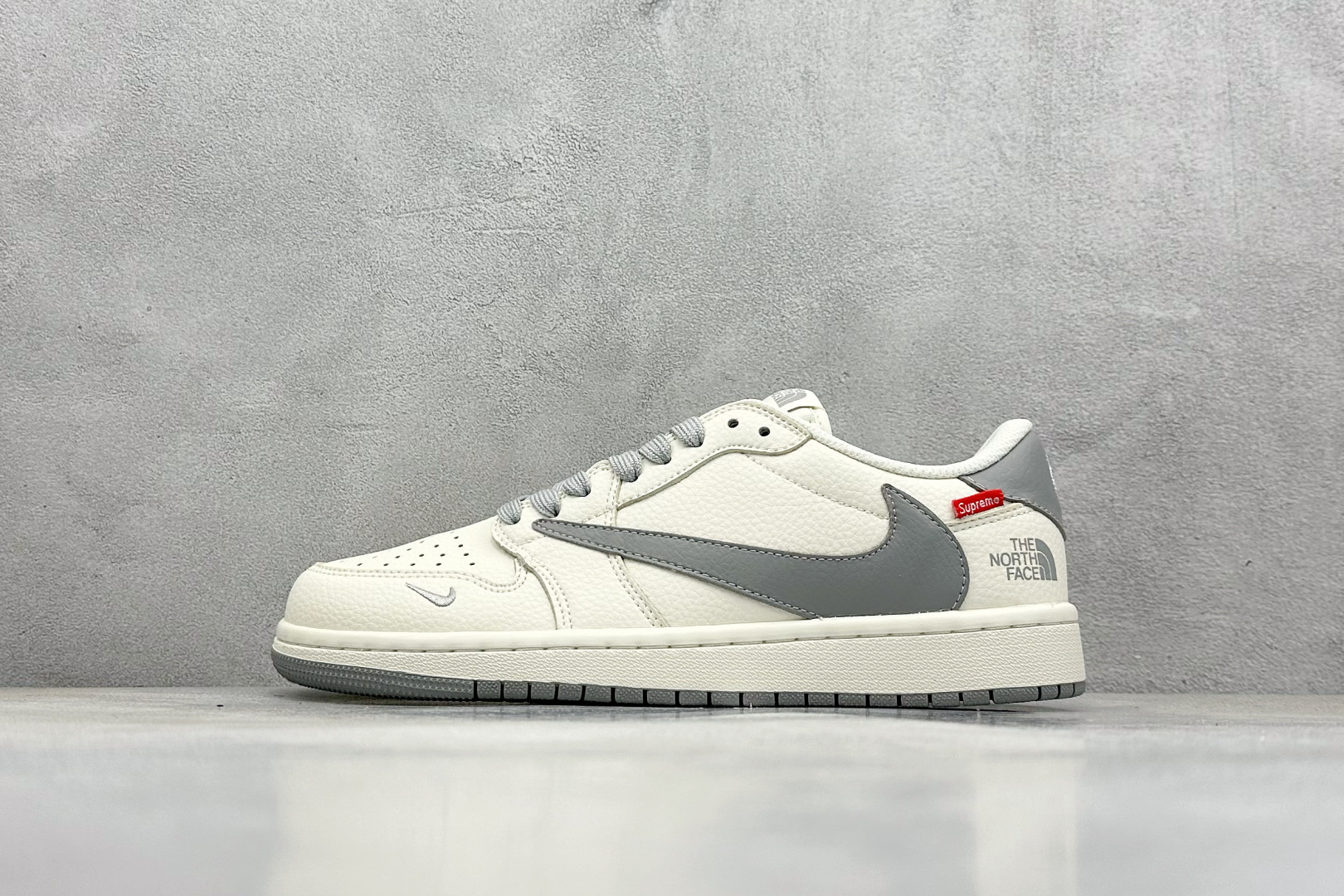 福利特价 终端放店
XC版 Air Jordan 1 倒钩北面联名
性价比天花板 尝鲜先行版 
定制鞋盒