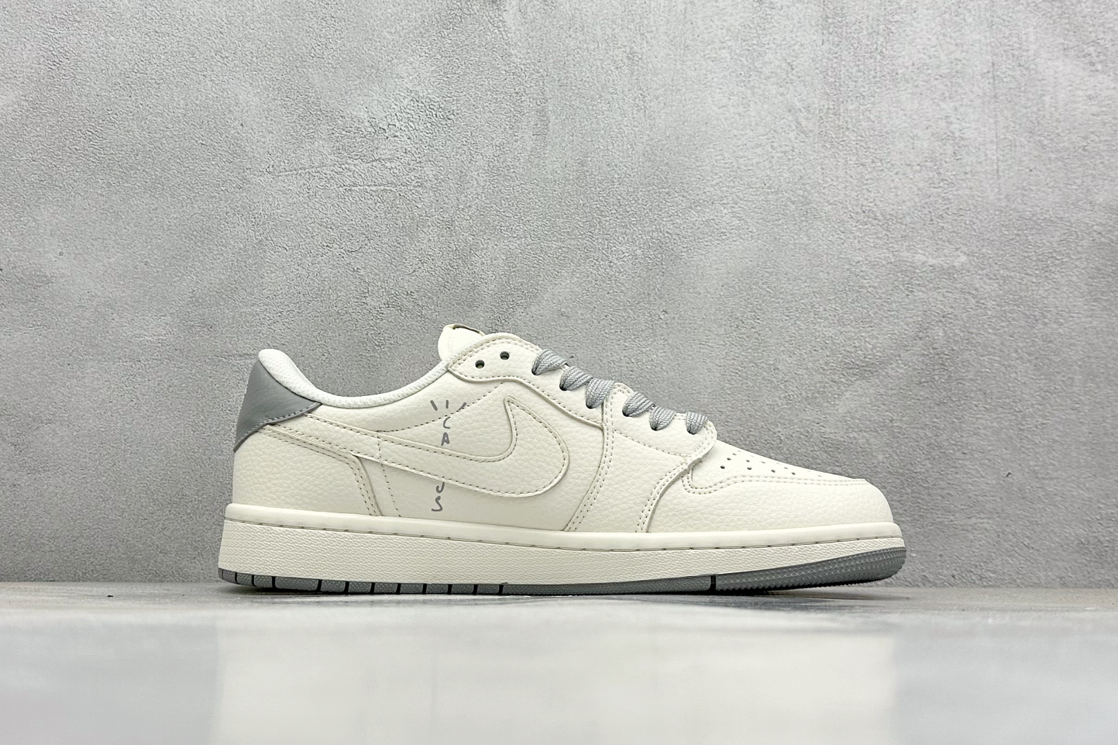 福利特价 终端放店
XC版 Air Jordan 1 倒钩北面联名
性价比天花板 尝鲜先行版 
定制鞋盒