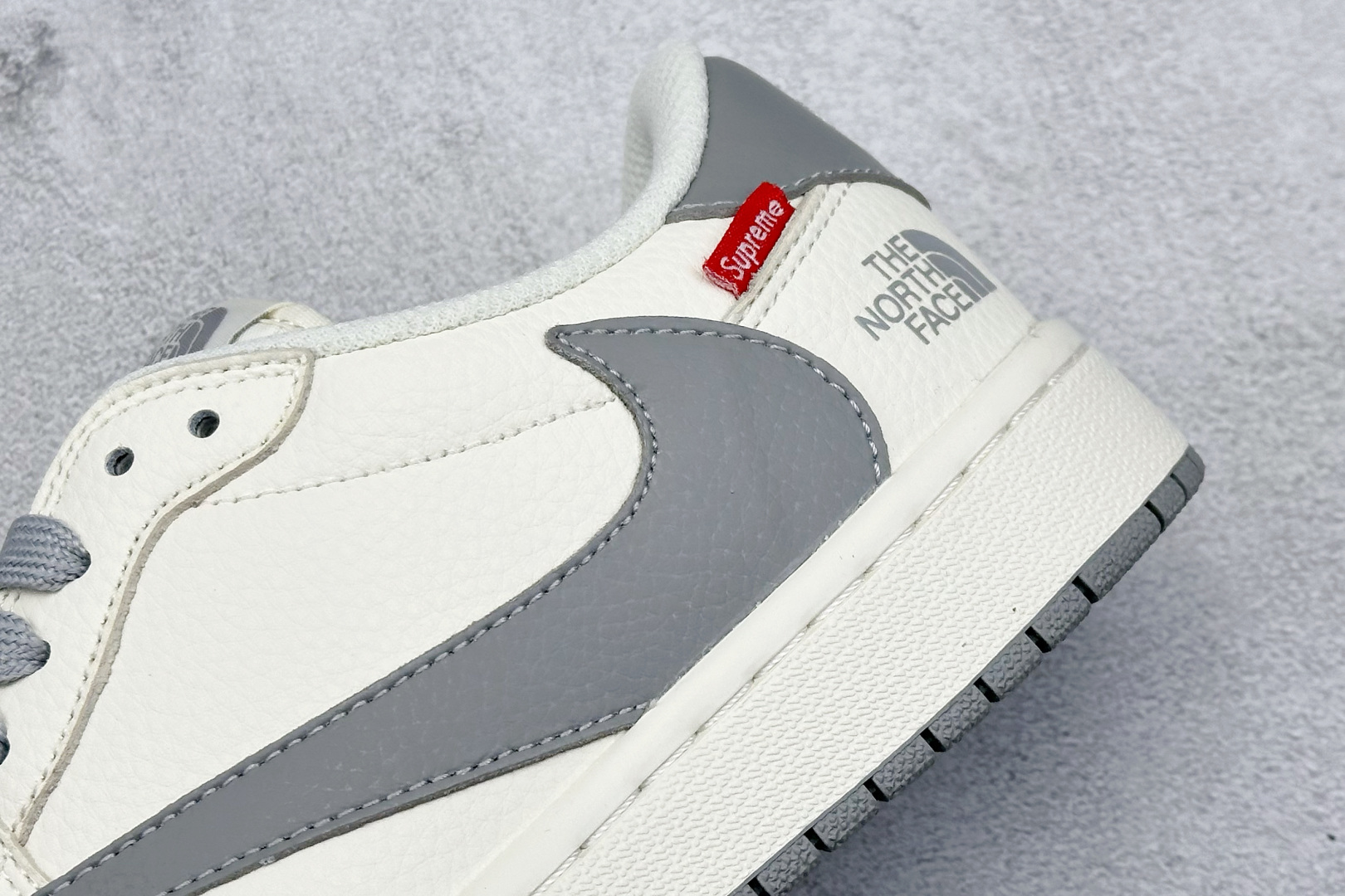 福利特价 终端放店
XC版 Air Jordan 1 倒钩北面联名
性价比天花板 尝鲜先行版 
定制鞋盒