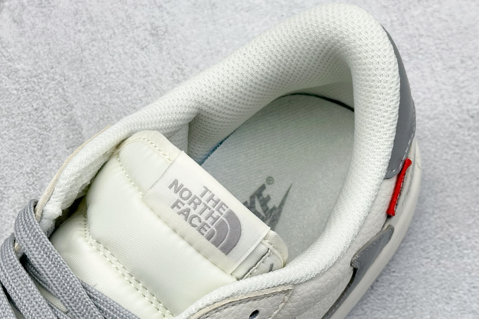 福利特价 终端放店
XC版 Air Jordan 1 倒钩北面联名
性价比天花板 尝鲜先行版 
定制鞋盒