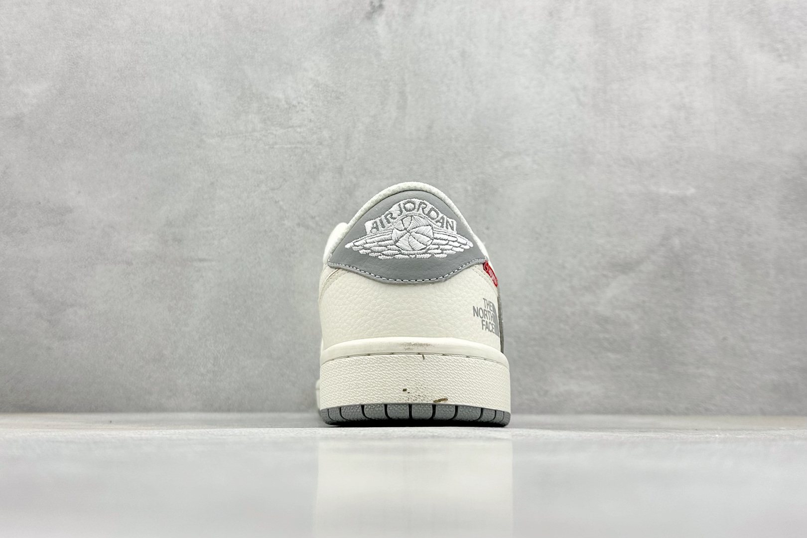 福利特价 终端放店
XC版 Air Jordan 1 倒钩北面联名
性价比天花板 尝鲜先行版 
定制鞋盒