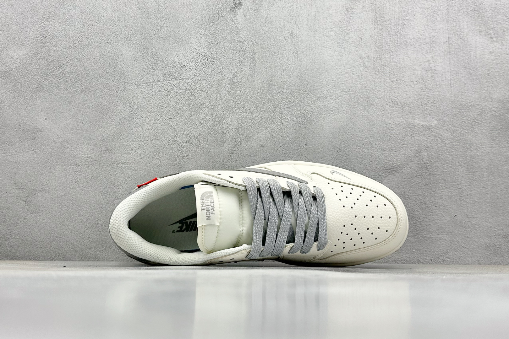 福利特价 终端放店
XC版 Air Jordan 1 倒钩北面联名
性价比天花板 尝鲜先行版 
定制鞋盒