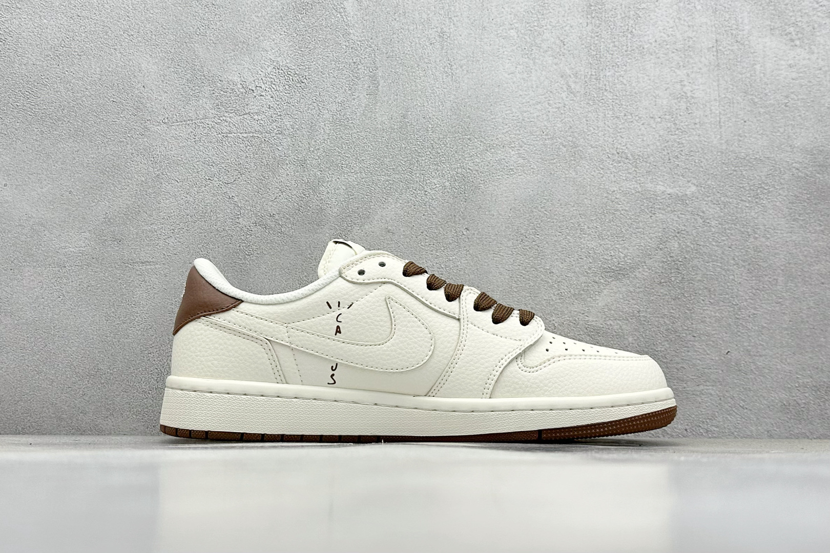 福利特价 终端放店
XC版 Air Jordan 1 倒钩北面联名
性价比天花板 尝鲜先行版 
定制鞋盒