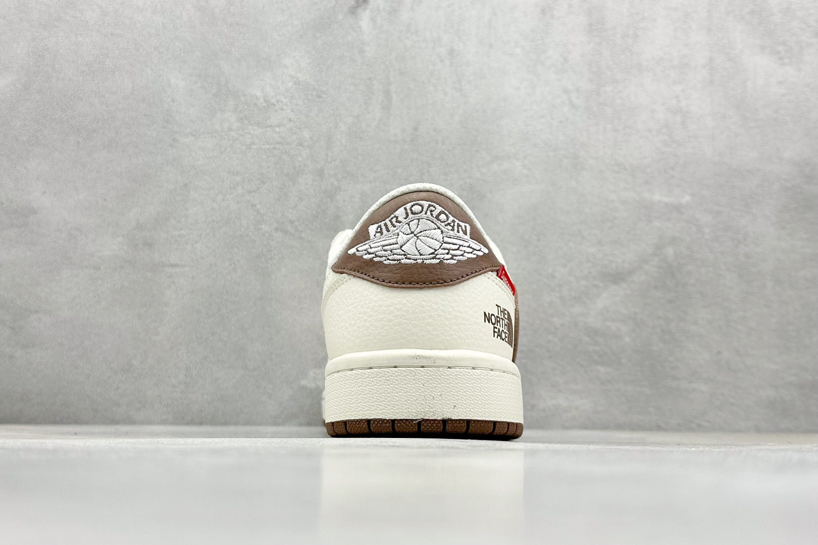 福利特价 终端放店
XC版 Air Jordan 1 倒钩北面联名
性价比天花板 尝鲜先行版 
定制鞋盒