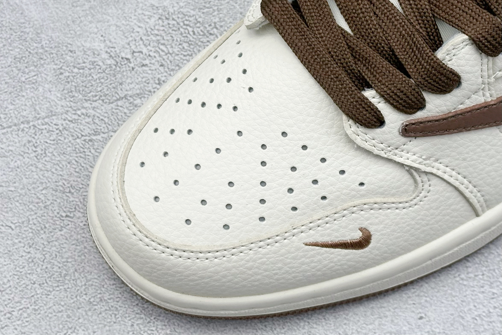 福利特价 终端放店
XC版 Air Jordan 1 倒钩北面联名
性价比天花板 尝鲜先行版 
定制鞋盒