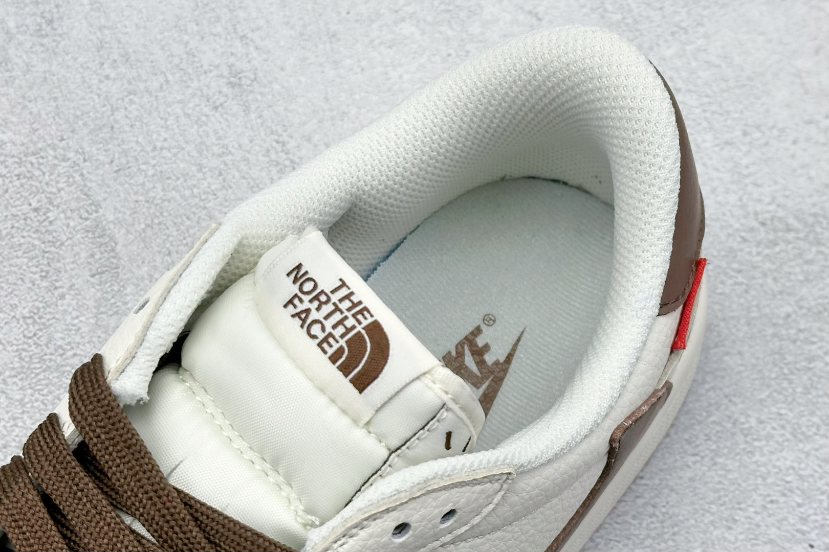 福利特价 终端放店
XC版 Air Jordan 1 倒钩北面联名
性价比天花板 尝鲜先行版 
定制鞋盒