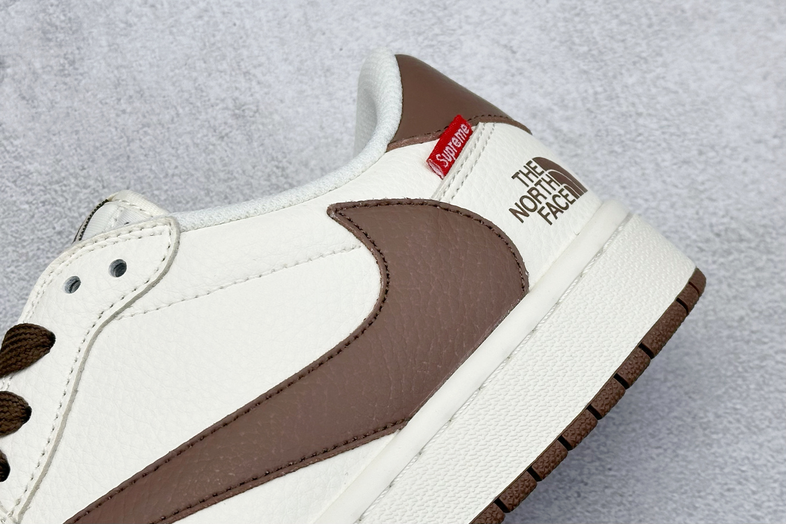 福利特价 终端放店
XC版 Air Jordan 1 倒钩北面联名
性价比天花板 尝鲜先行版 
定制鞋盒