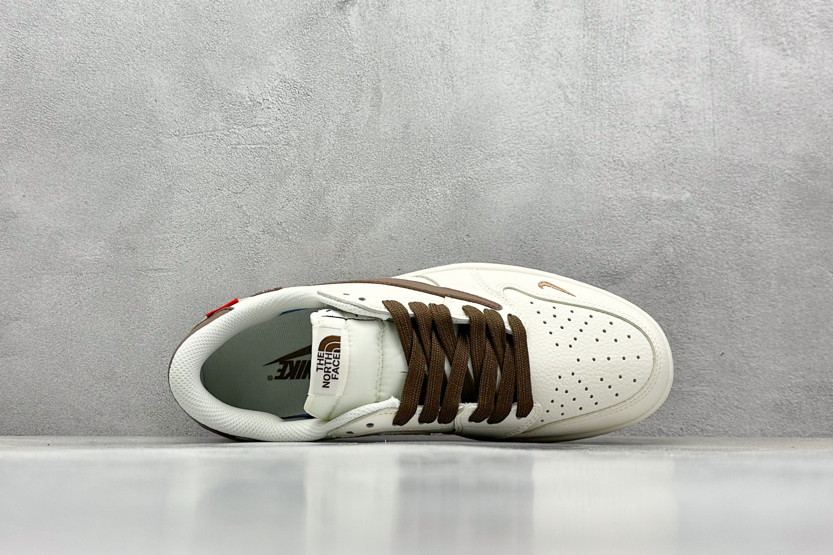 福利特价 终端放店
XC版 Air Jordan 1 倒钩北面联名
性价比天花板 尝鲜先行版 
定制鞋盒