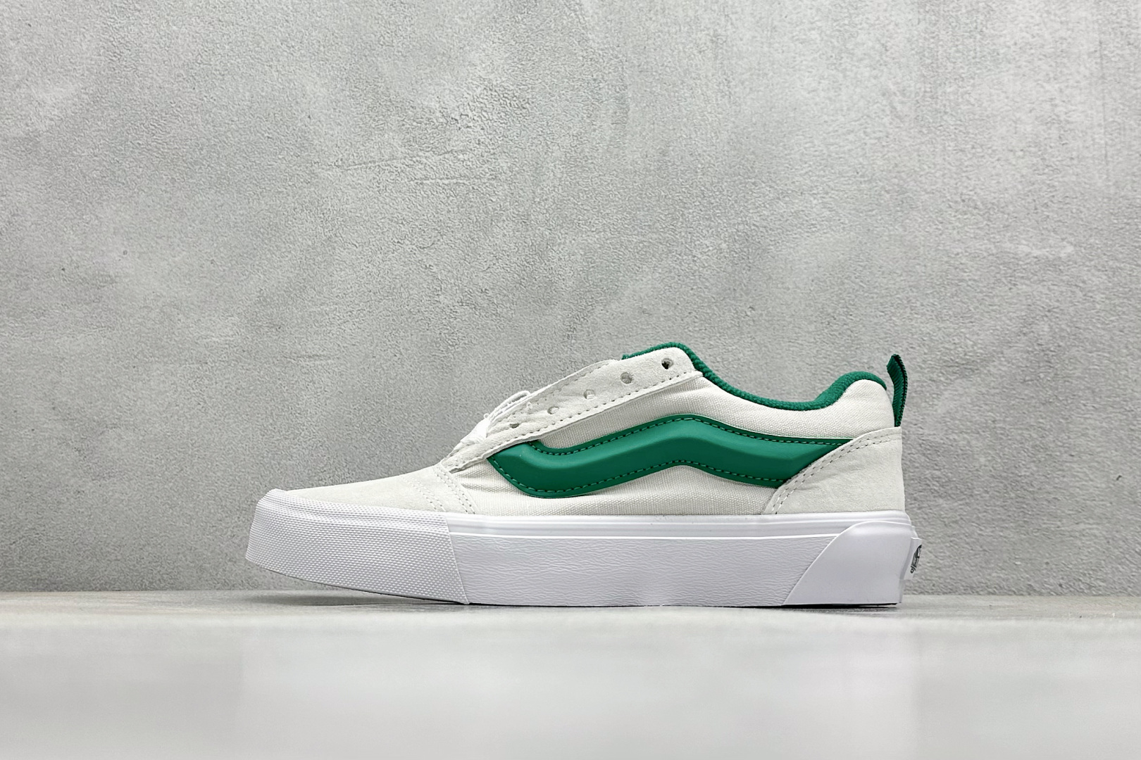  
Vans Knu Skool 白绿
肥胖版立体大Logo 加厚鞋舌 
低帮复古休闲硫化面包鞋
尺码：