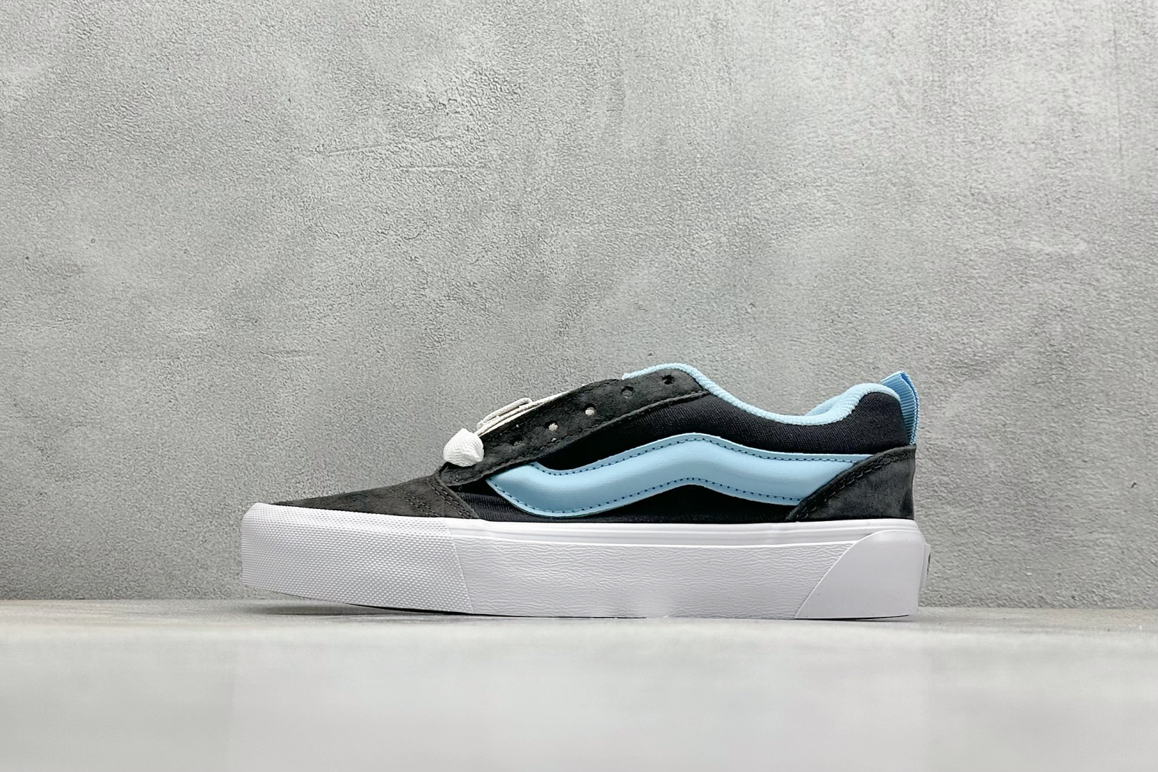  
Vans Knu Skool 灰蓝
肥胖版立体大Logo 加厚鞋舌 
低帮复古休闲硫化面包鞋
尺码：