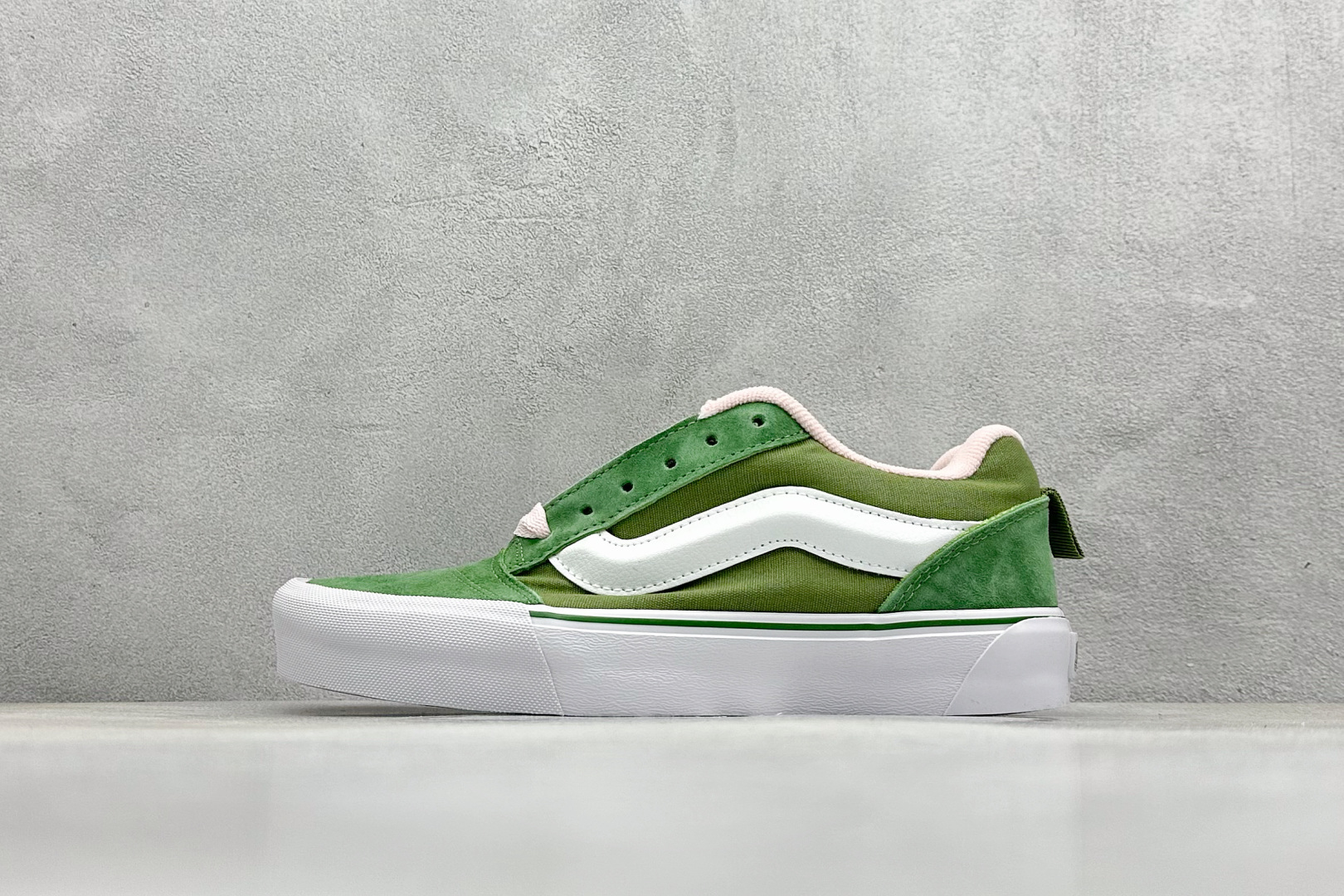 
Vans Knu Skool 绿粉
肥胖版立体大Logo 加厚鞋舌 
低帮复古休闲硫化面包鞋
尺码：