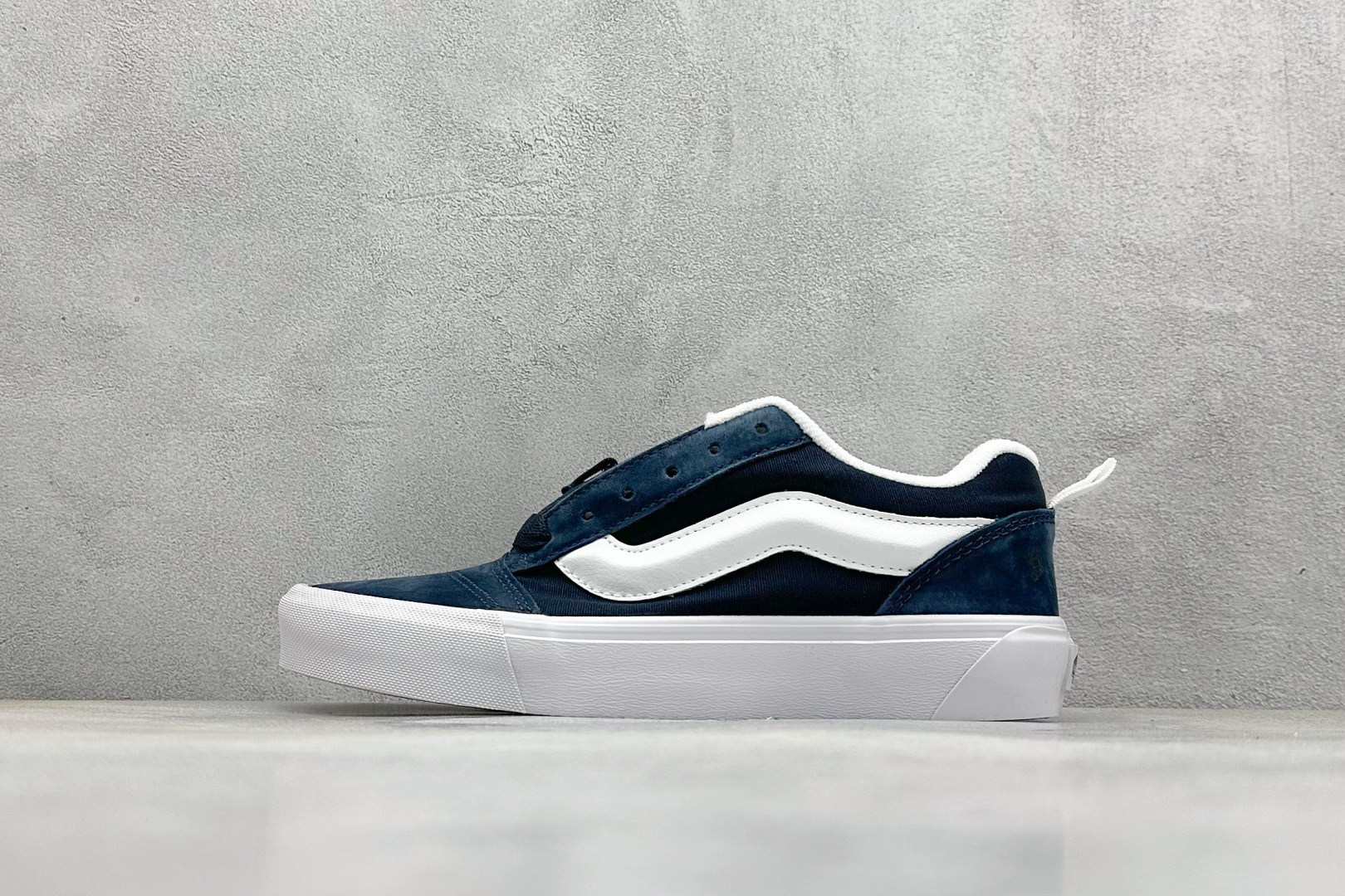  
Vans Knu Skool 藏蓝
肥胖版立体大Logo 加厚鞋舌 
低帮复古休闲硫化面包鞋
尺码：