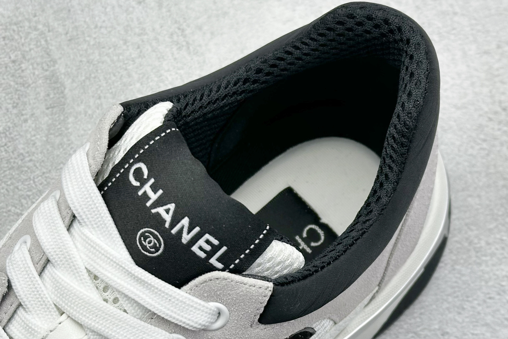 Chanel香奈儿23SS 早春度假系列 金属 休闲 运动鞋
最新国外走秀系列Chanel 香奈儿