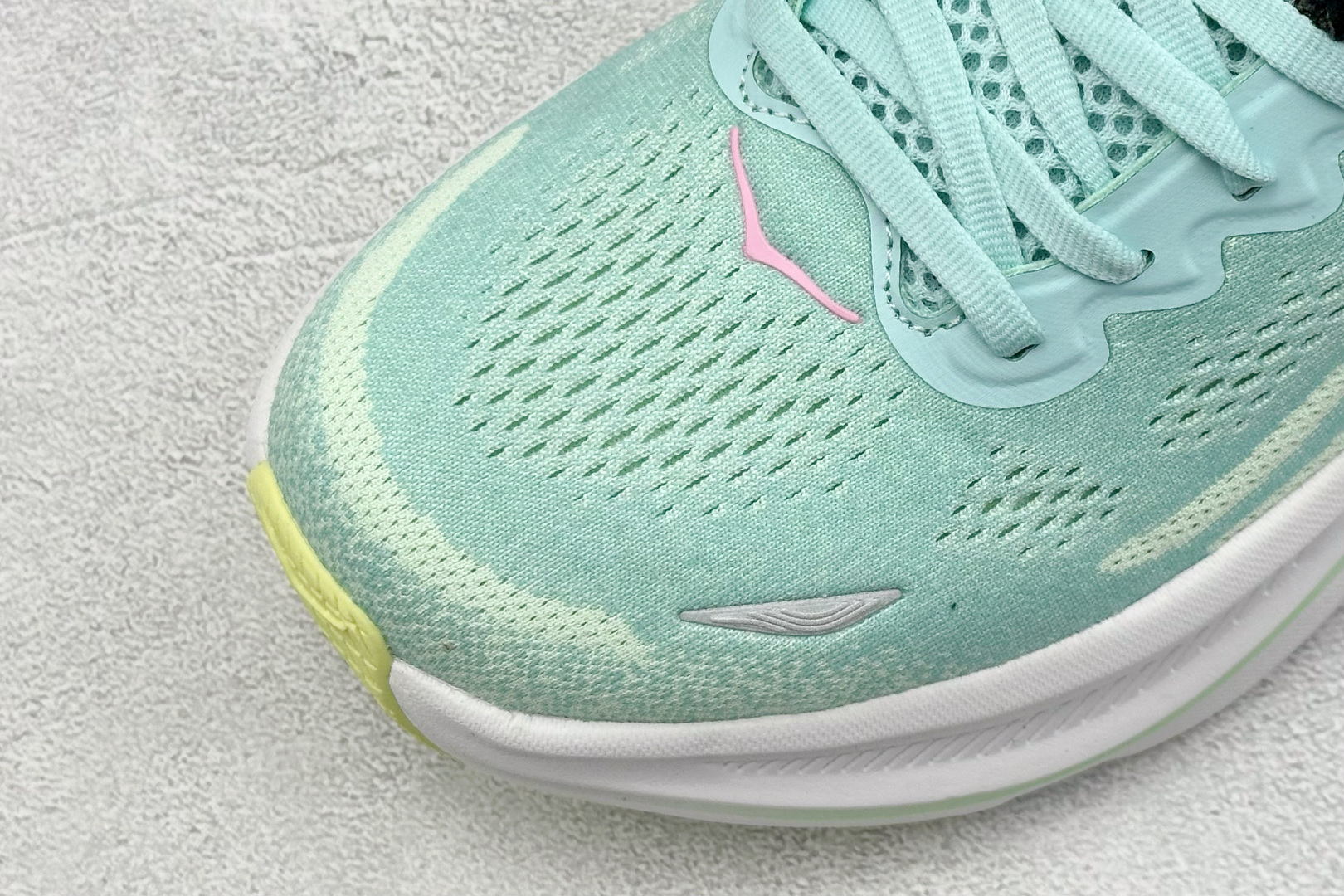 YH版 HOKA M CLIFTON 9 全新配色这个品牌来自于新西兰的毛利语,HOKA表示大地,O