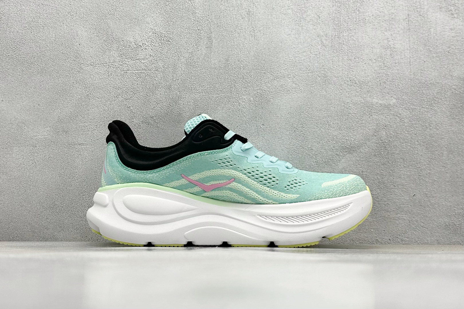 YH版 HOKA M CLIFTON 9 全新配色这个品牌来自于新西兰的毛利语,HOKA表示大地,O