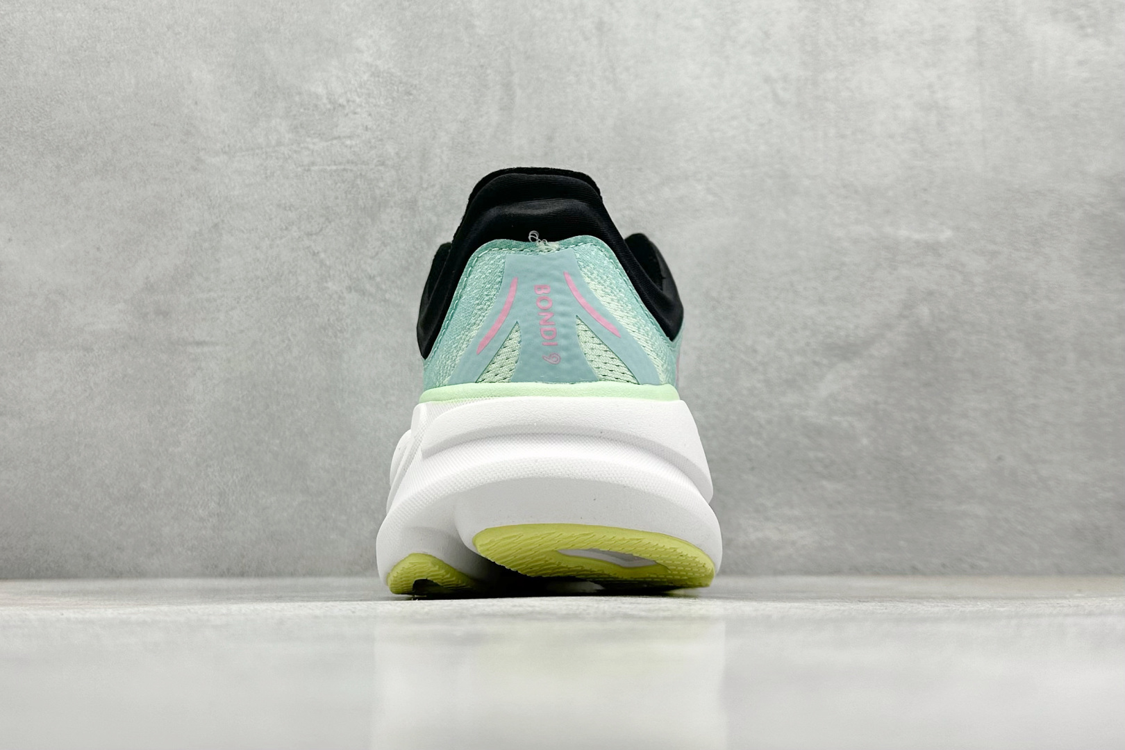 YH版 HOKA M CLIFTON 9 全新配色这个品牌来自于新西兰的毛利语,HOKA表示大地,O