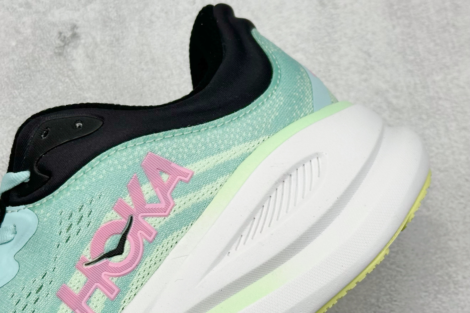 YH版 HOKA M CLIFTON 9 全新配色这个品牌来自于新西兰的毛利语,HOKA表示大地,O