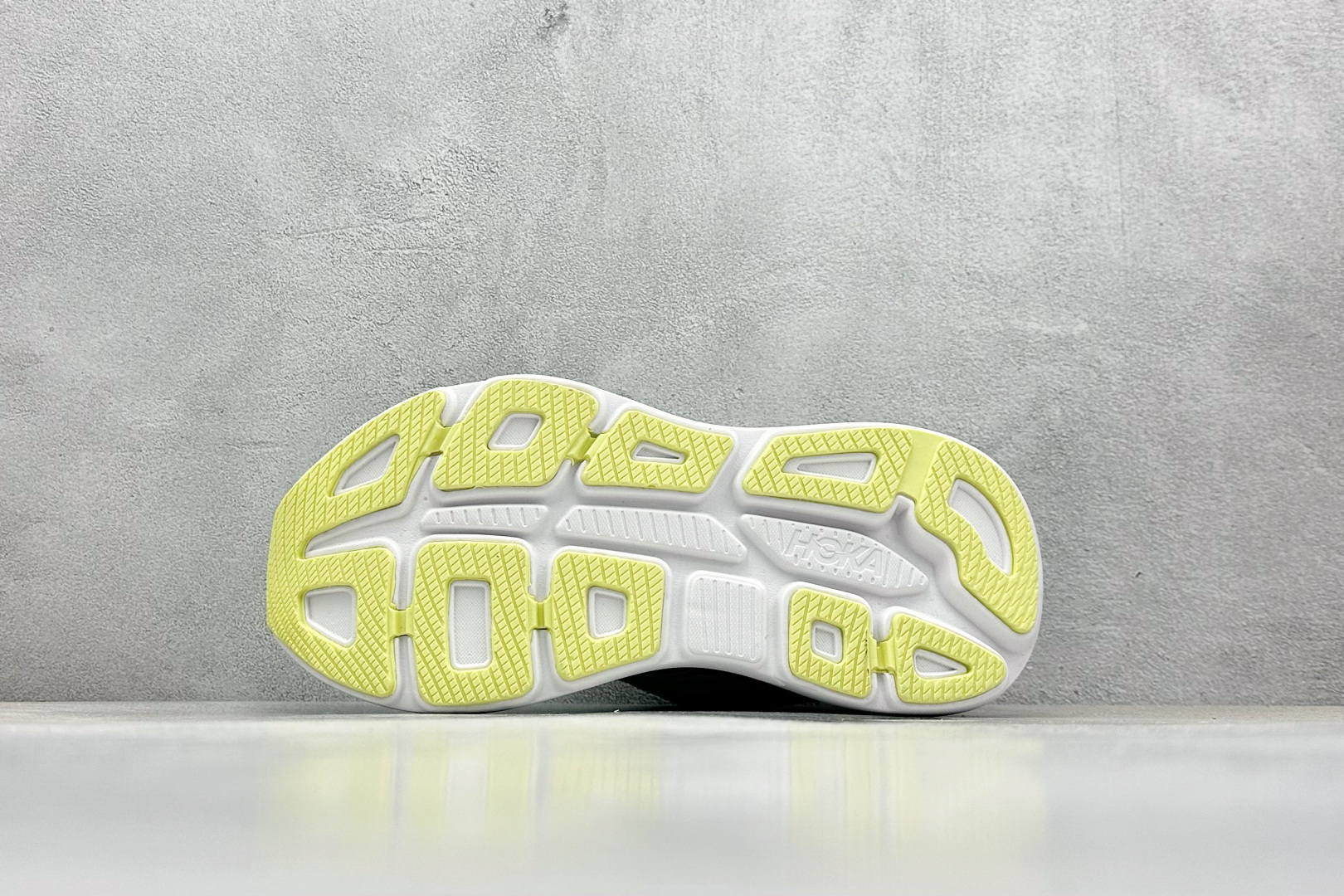 YH版 HOKA M CLIFTON 9 全新配色这个品牌来自于新西兰的毛利语,HOKA表示大地,O