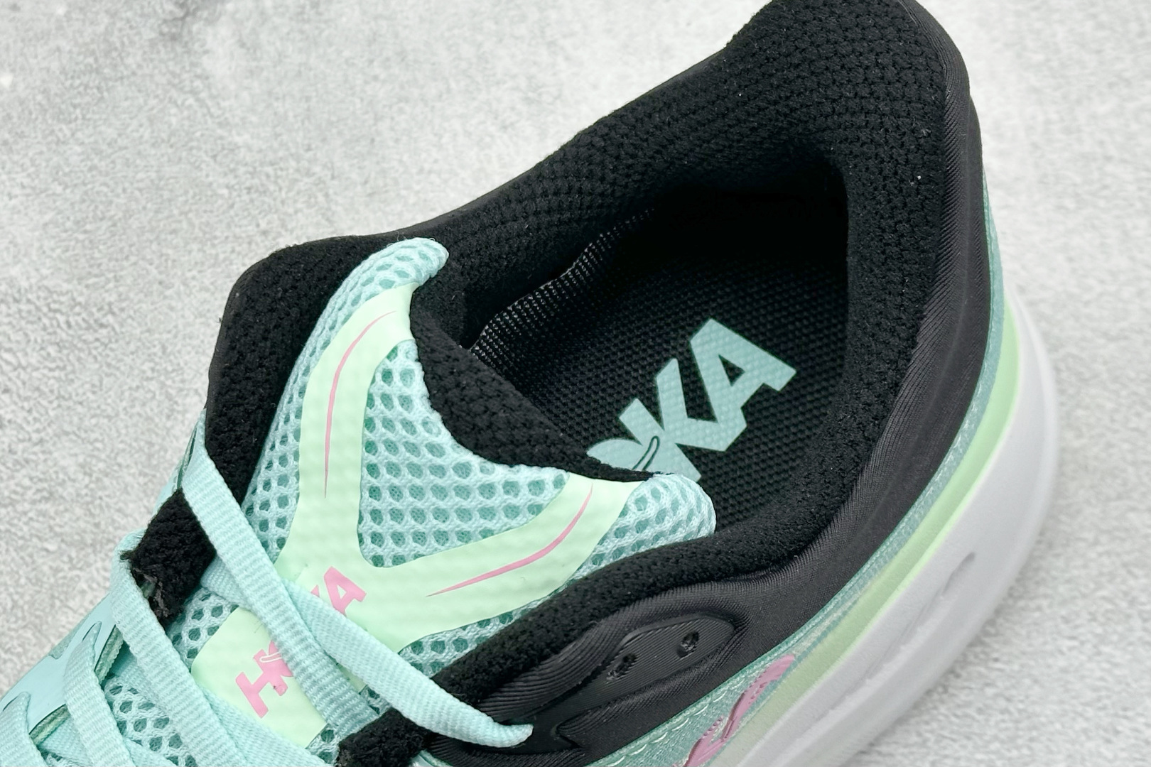 YH版 HOKA M CLIFTON 9 全新配色这个品牌来自于新西兰的毛利语,HOKA表示大地,O