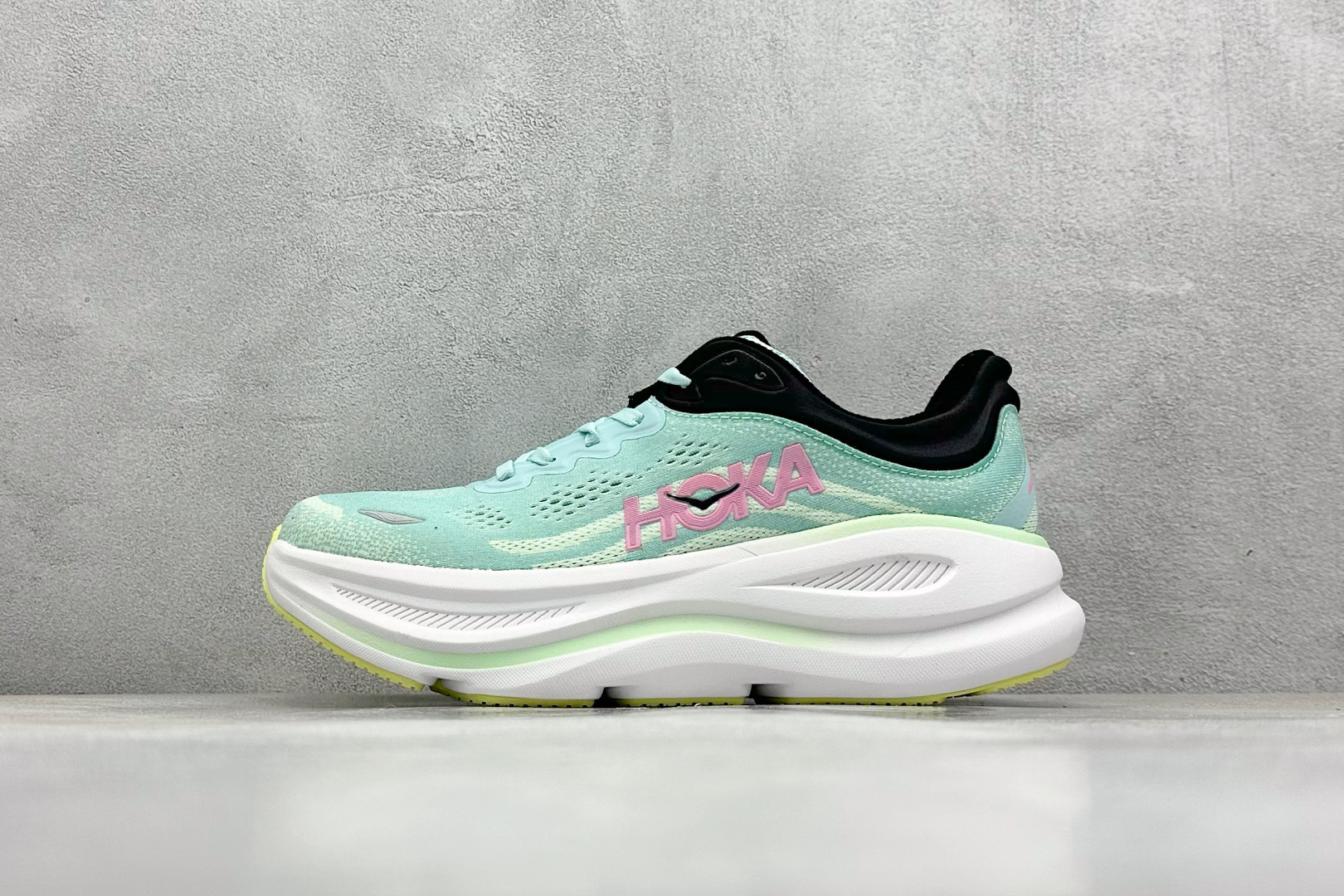 YH版 HOKA M CLIFTON 9 全新配色这个品牌来自于新西兰的毛利语,HOKA表示大地,O