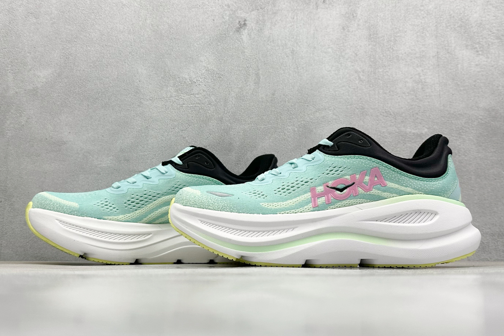 YH版 HOKA M CLIFTON 9 全新配色这个品牌来自于新西兰的毛利语,HOKA表示大地,O