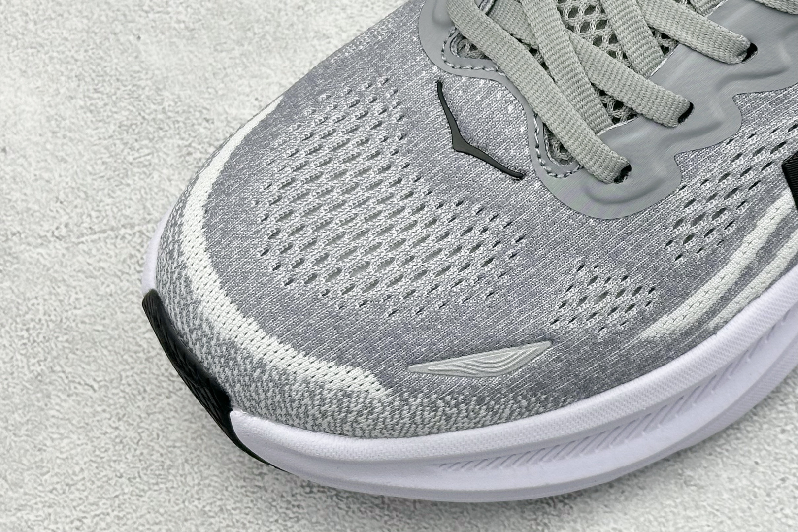 YH版 HOKA M CLIFTON 9 全新配色这个品牌来自于新西兰的毛利语,HOKA表示大地,O